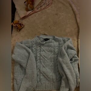Light blue knitted sweater
￼
